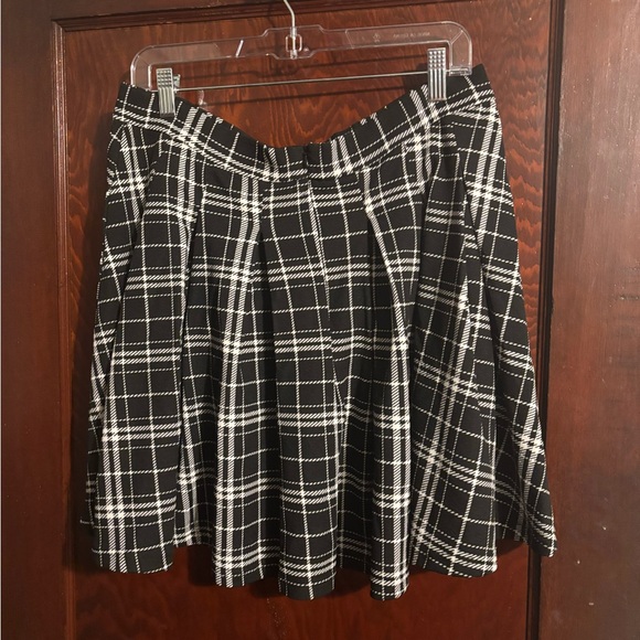 Black and White Plaid Skirt - Picture 3 of 5